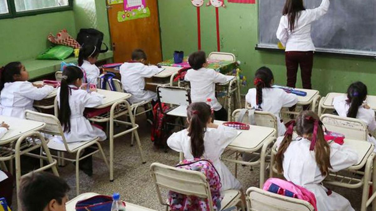 Provincia regula uso de celulares para mejorar la escuela primaria