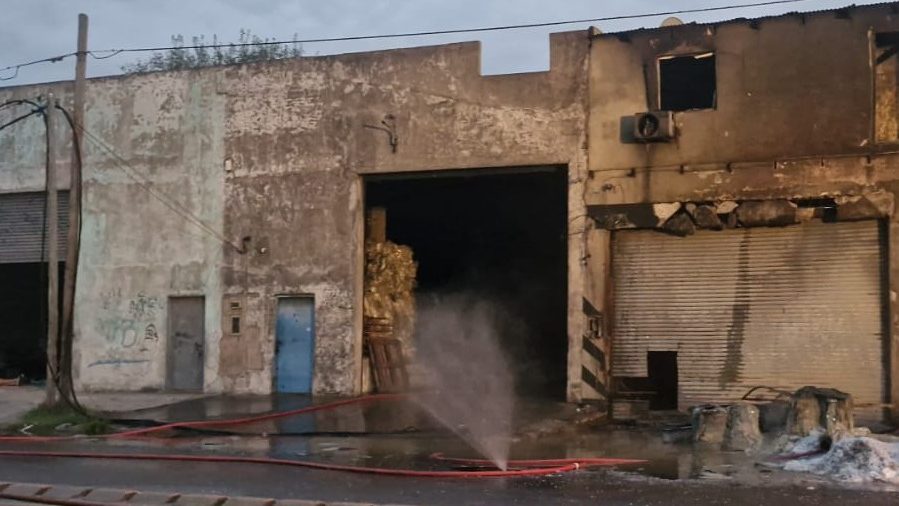 Incendio en depósito de plásticos en González Catán controlado por bomberos