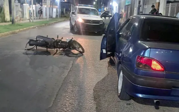 Motociclista herida tras choque con puerta de auto en Garín