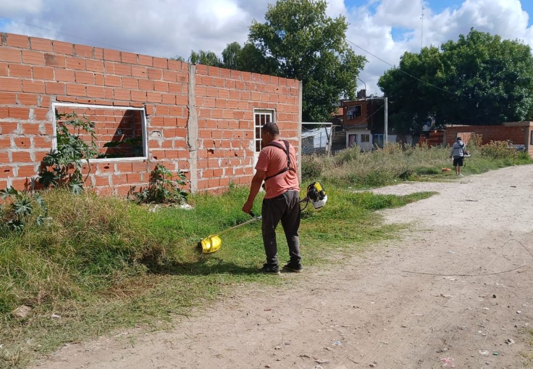 Jóvenes trabajando en Ciudad Evita