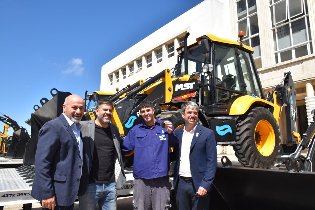 Autoridades en entrega de maquinaria ABSA