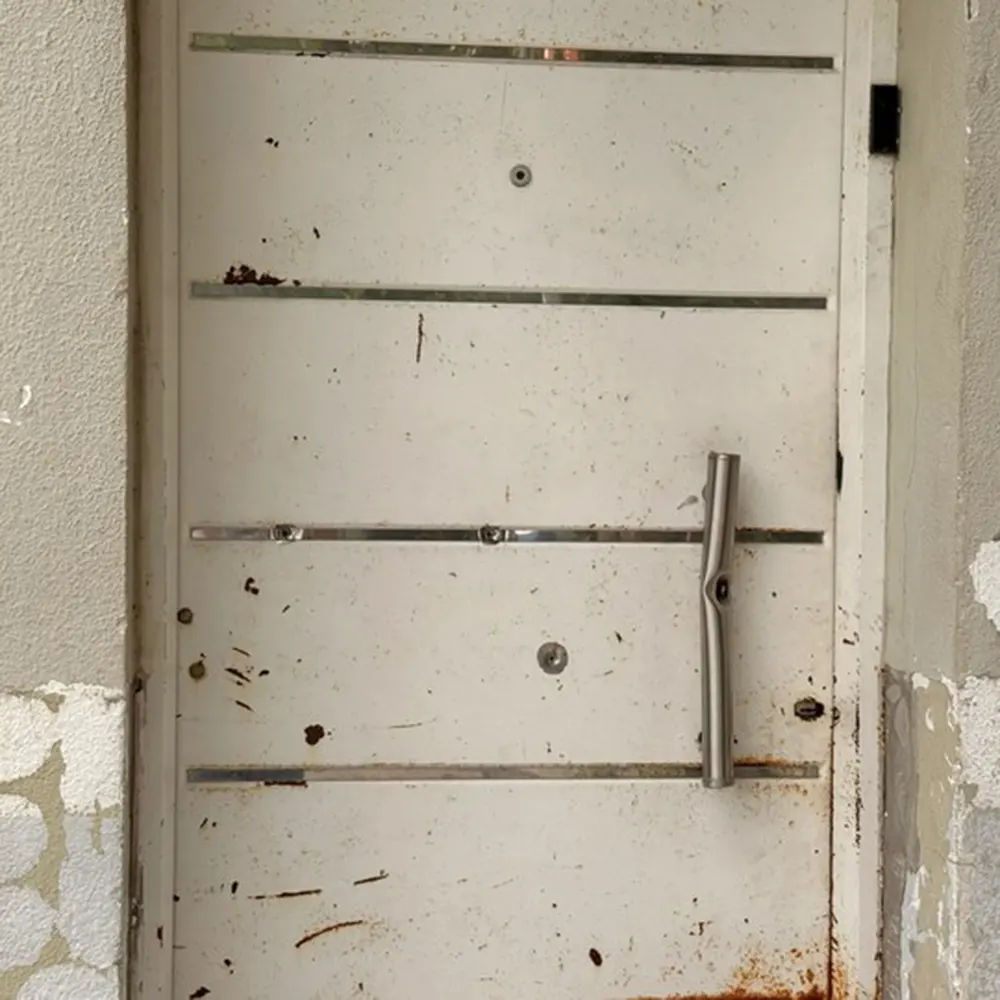 La puerta de la vivienda de Beccar tras los disparos por el sicario que envió Arroyo.