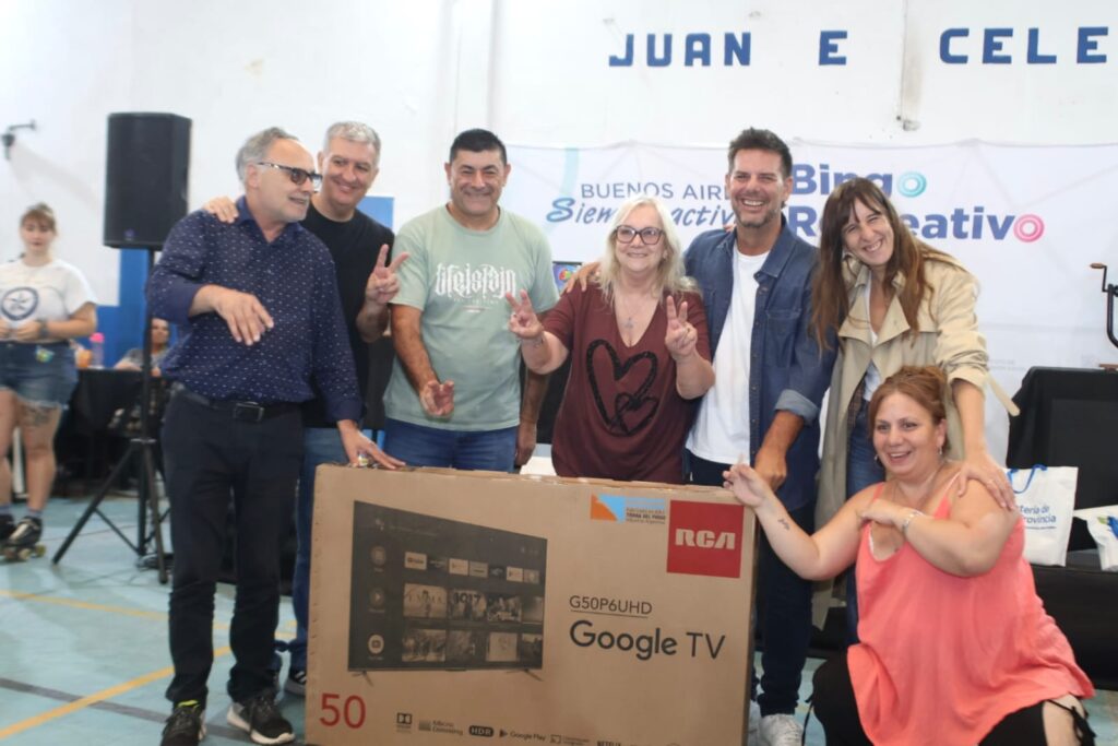 Adultos mayores en el bingo recreativo de Los Hornos