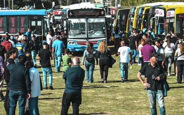 Escobar impulsa encuentro solidario con autos clásicos y colectivos