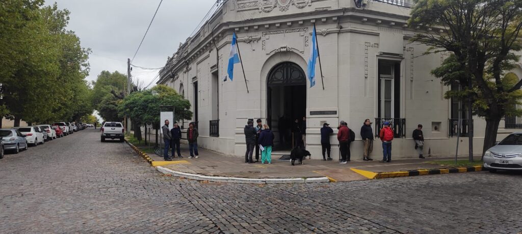Municipalidad de Pigüé ocupada por trabajadores