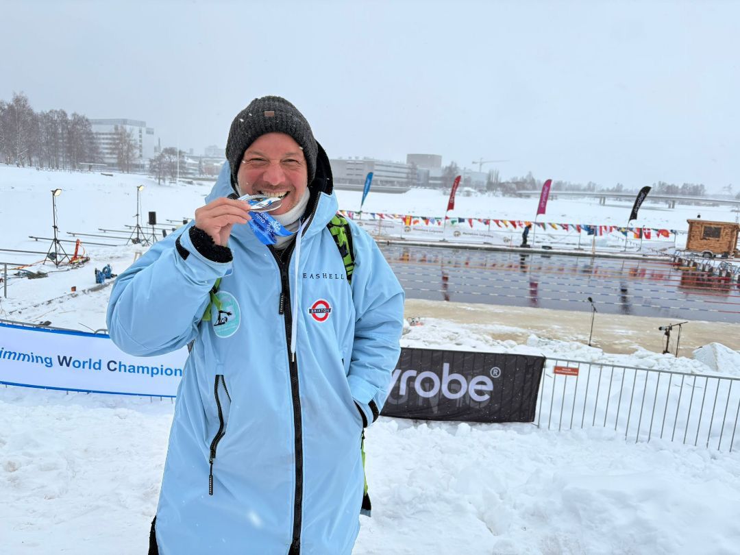 Rubén González nadando en aguas heladas