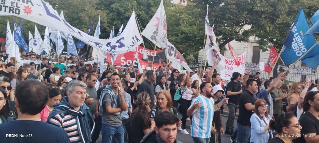 Multitud en Plaza Moreno contra la dictadura