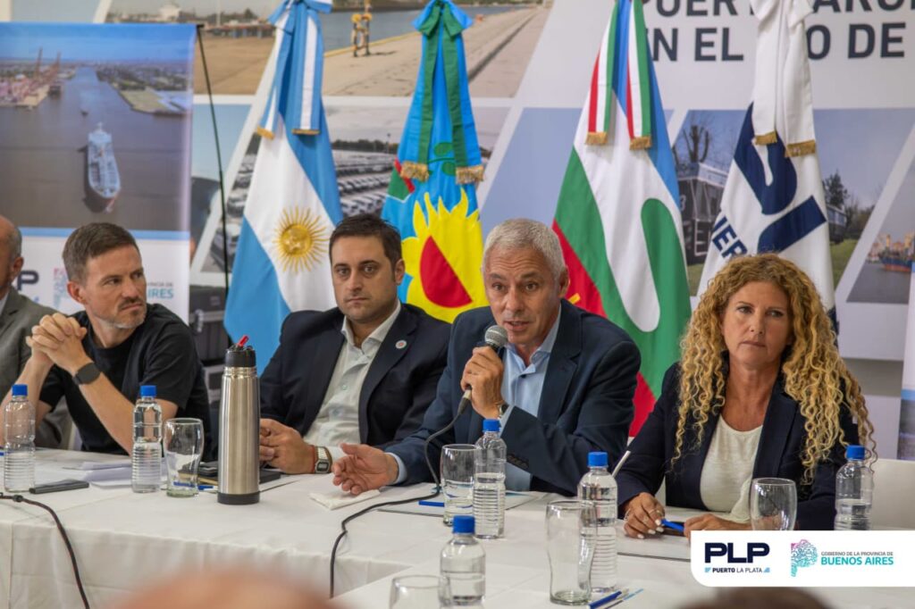 Autoridades en presentación del plan