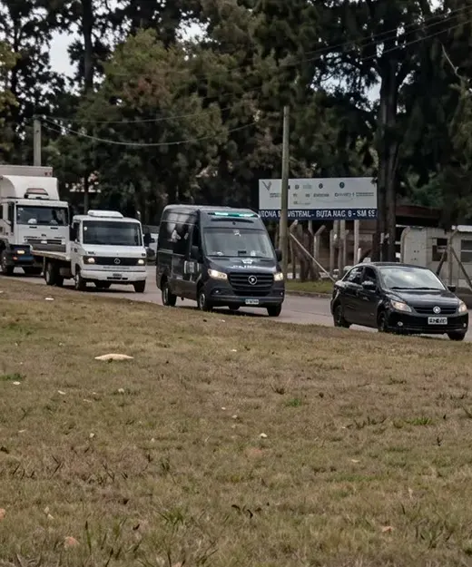 autos esperando la señal de trànsito en Panamericana