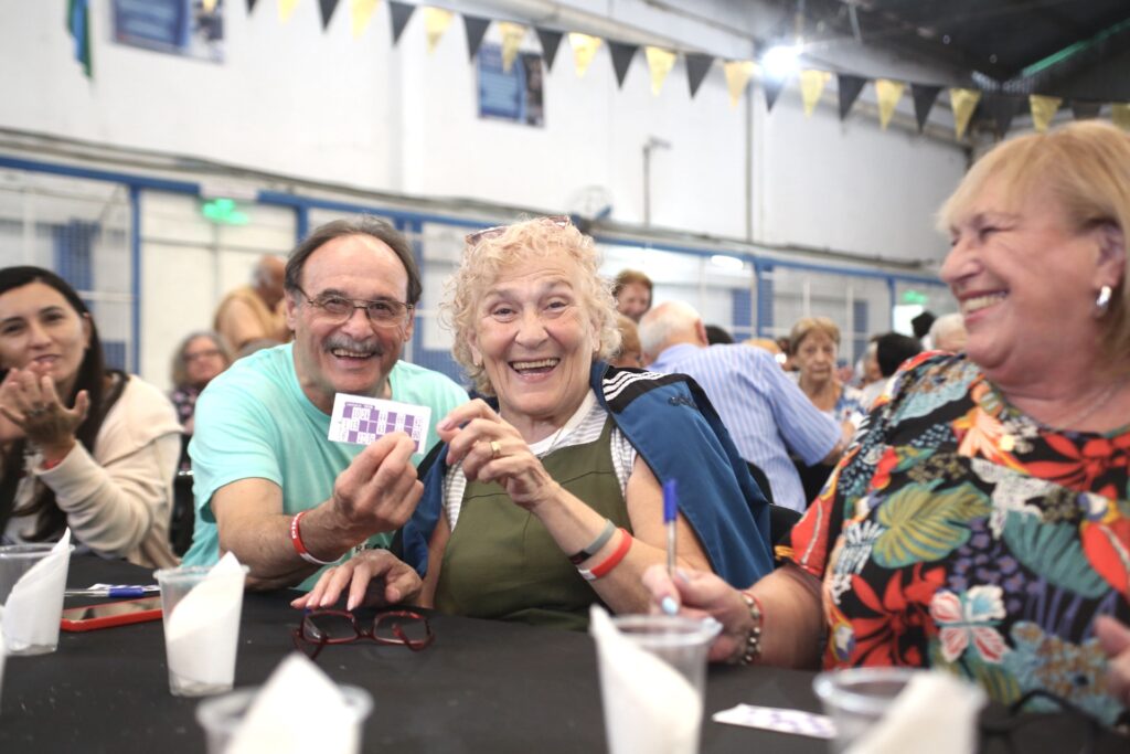 Participantes danzando en el bingo recreativo