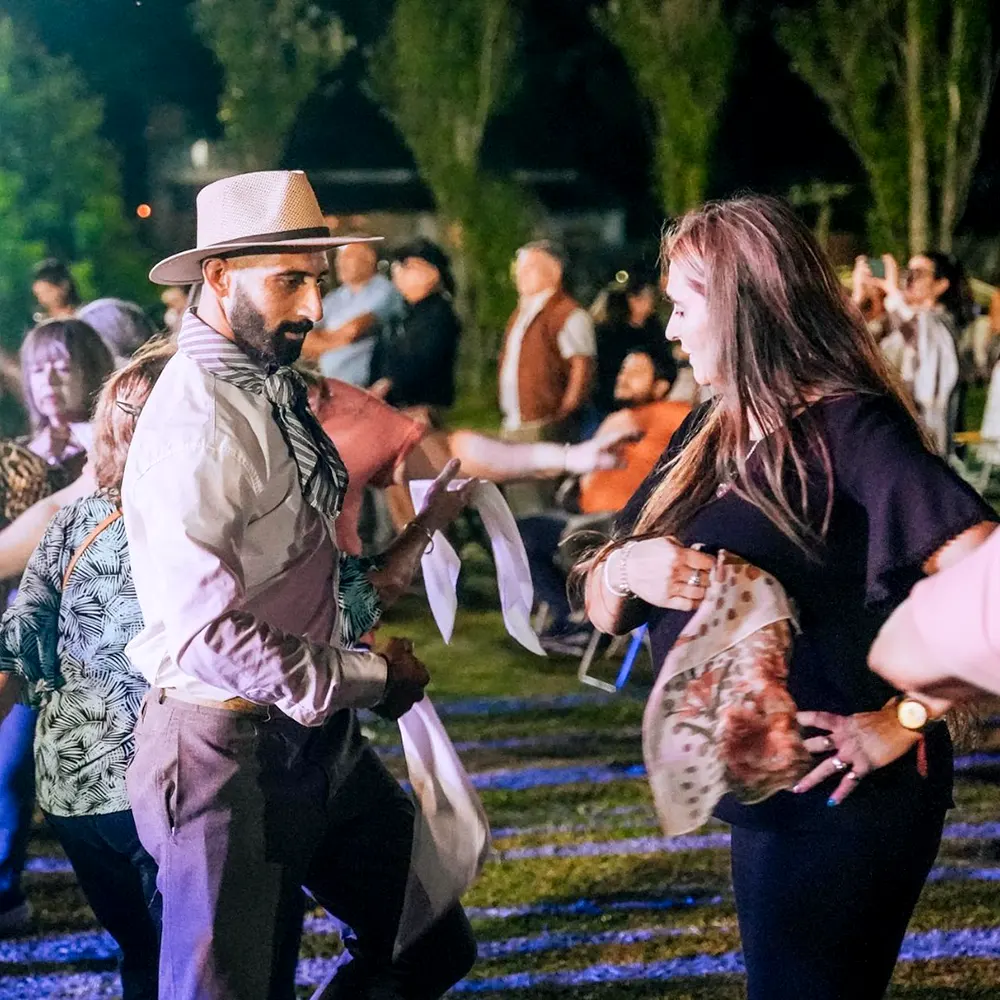 Personas bailando en Sangre Criolla.