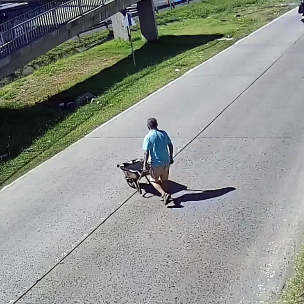 Un vecino de Garín arrojando basura en la vía pública.