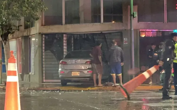 Tres autos chocan en Escobar y uno termina dentro de un local
