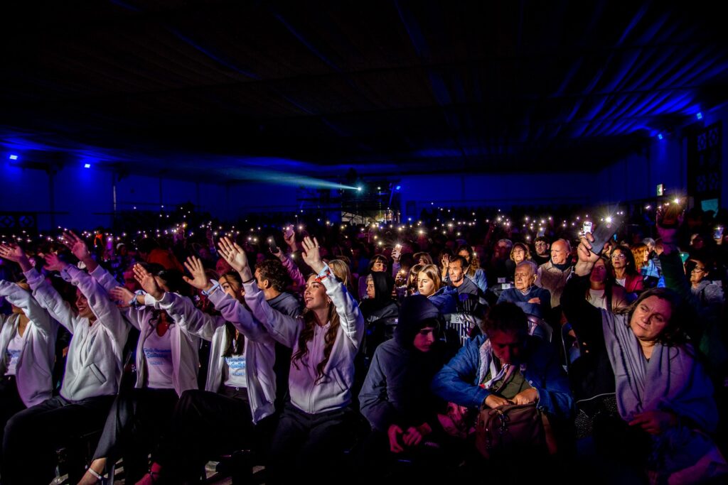 Turistas y vecinos disfrutando de la fiesta