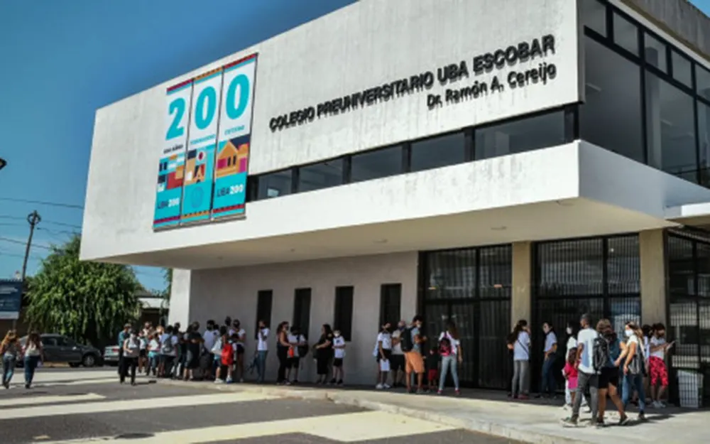 Escobar: despiden a docente del preuniversitario tras vínculo con ex alumno