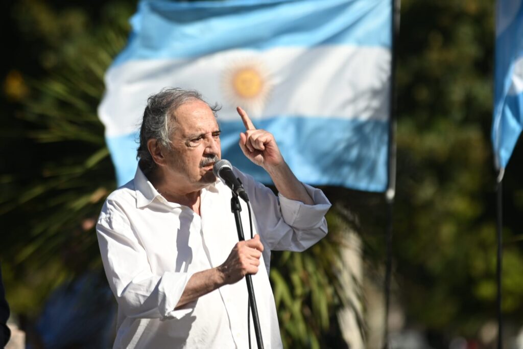 Homenaje a Raúl Alfonsín en Plaza Moreno