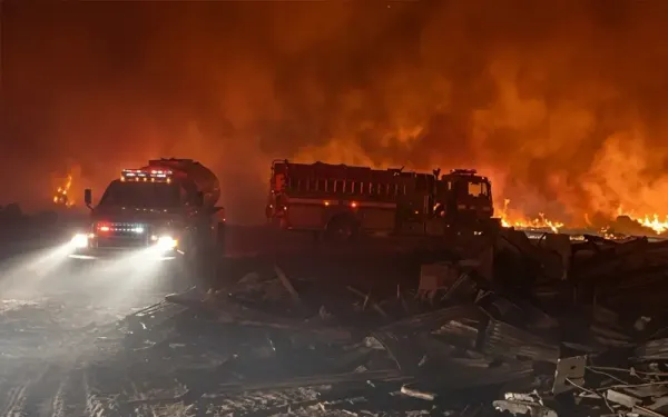 Incendio consume gran depósito de residuos en Loma Verde