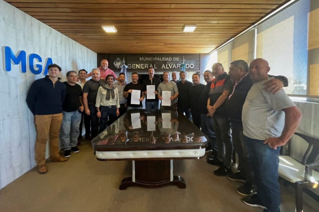 Acto de firma del Convenio Colectivo en General Alvarado