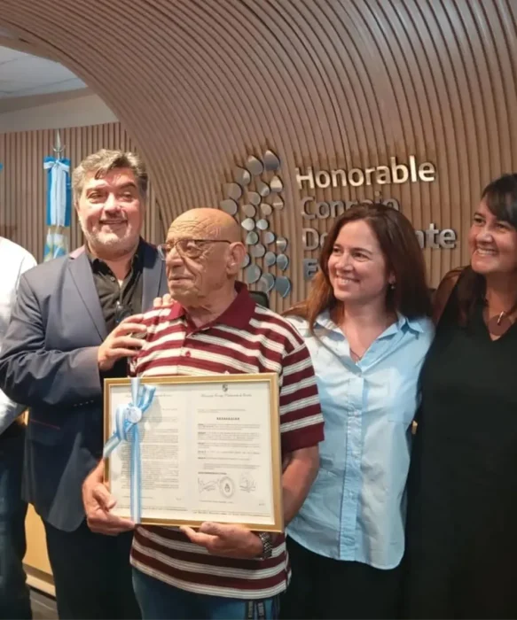 Oscar Davis recibe la distinción rodeado de concejales