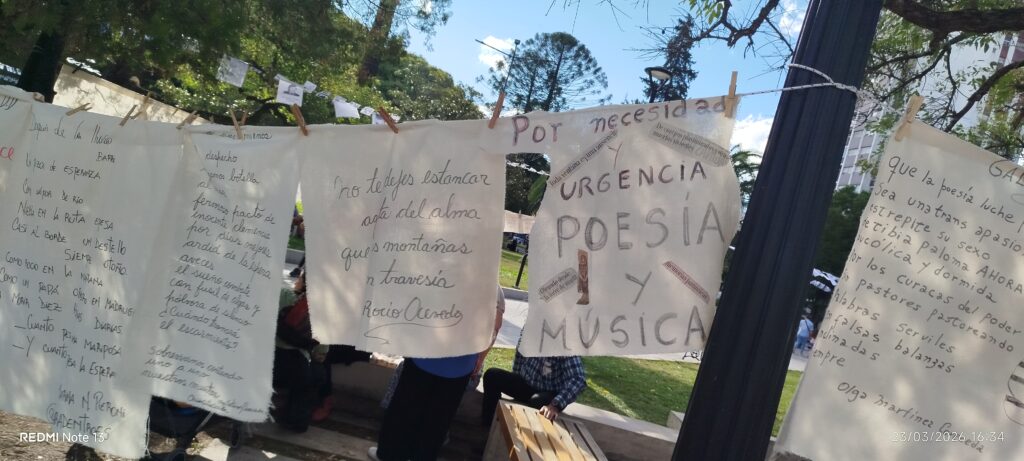 Zapatos en Plaza San Martín en memoria a desaparecidos