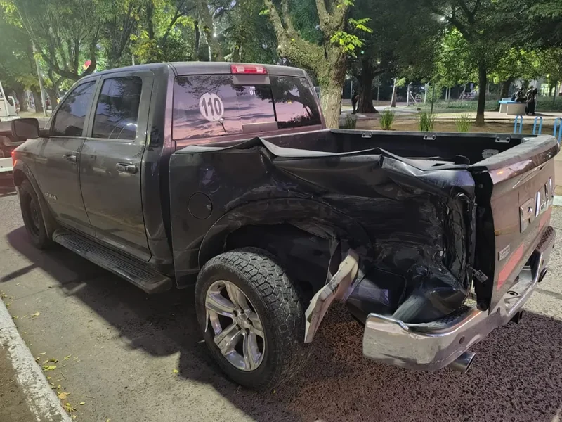 La camioneta sufrió severos daños, especialmente en su parte trasera, tras el impacto del tren