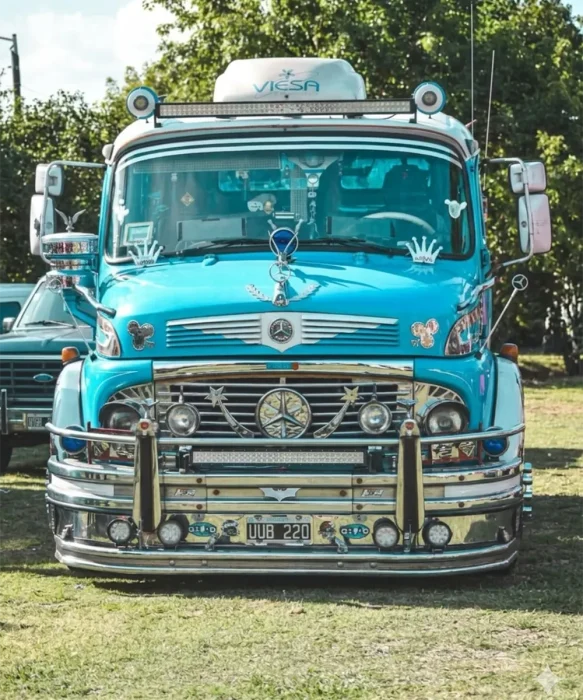 Colectivo decorado con fileteado y pintura color turquesa