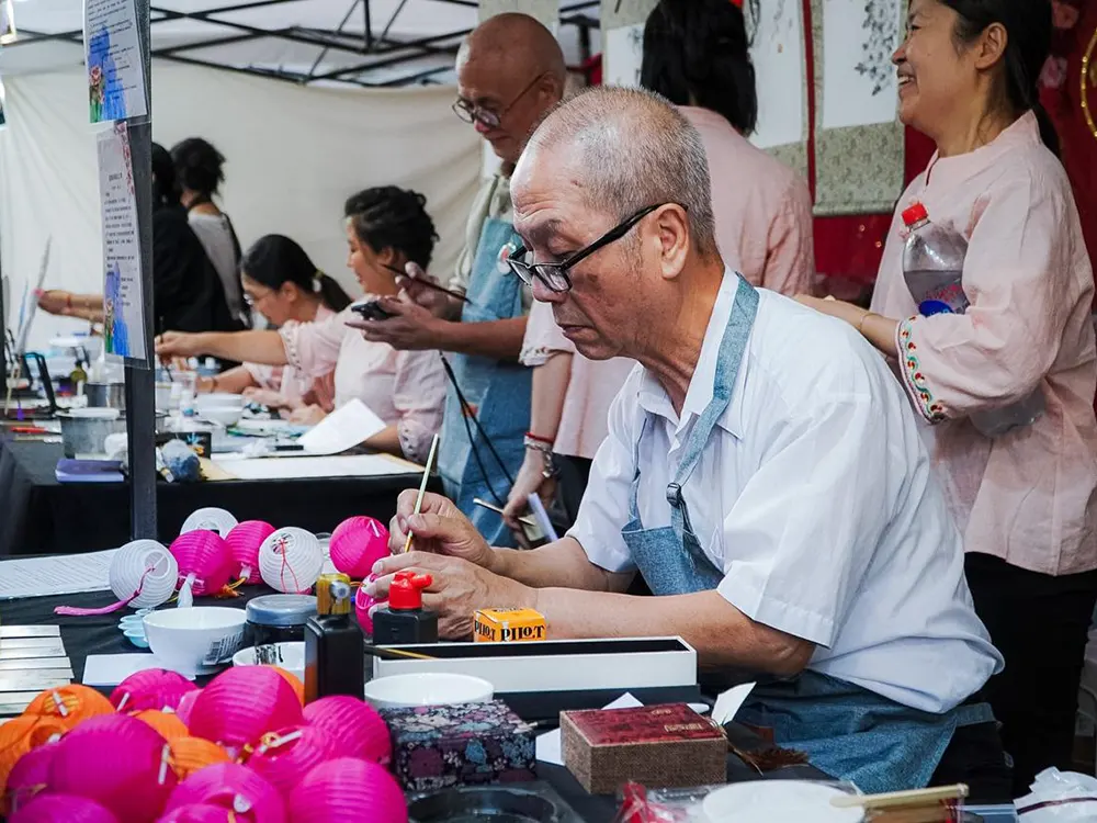 Puesto de artesanias en el evento de Año Nuevo Chino en Belén de Escobar