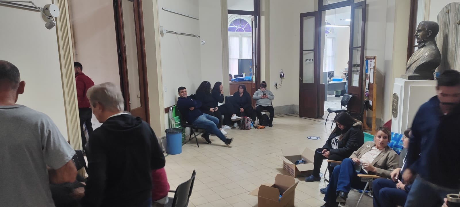 Trabajadores municipales de Pigüé reclaman ajuste político y mejor salario en ocupación pacífica