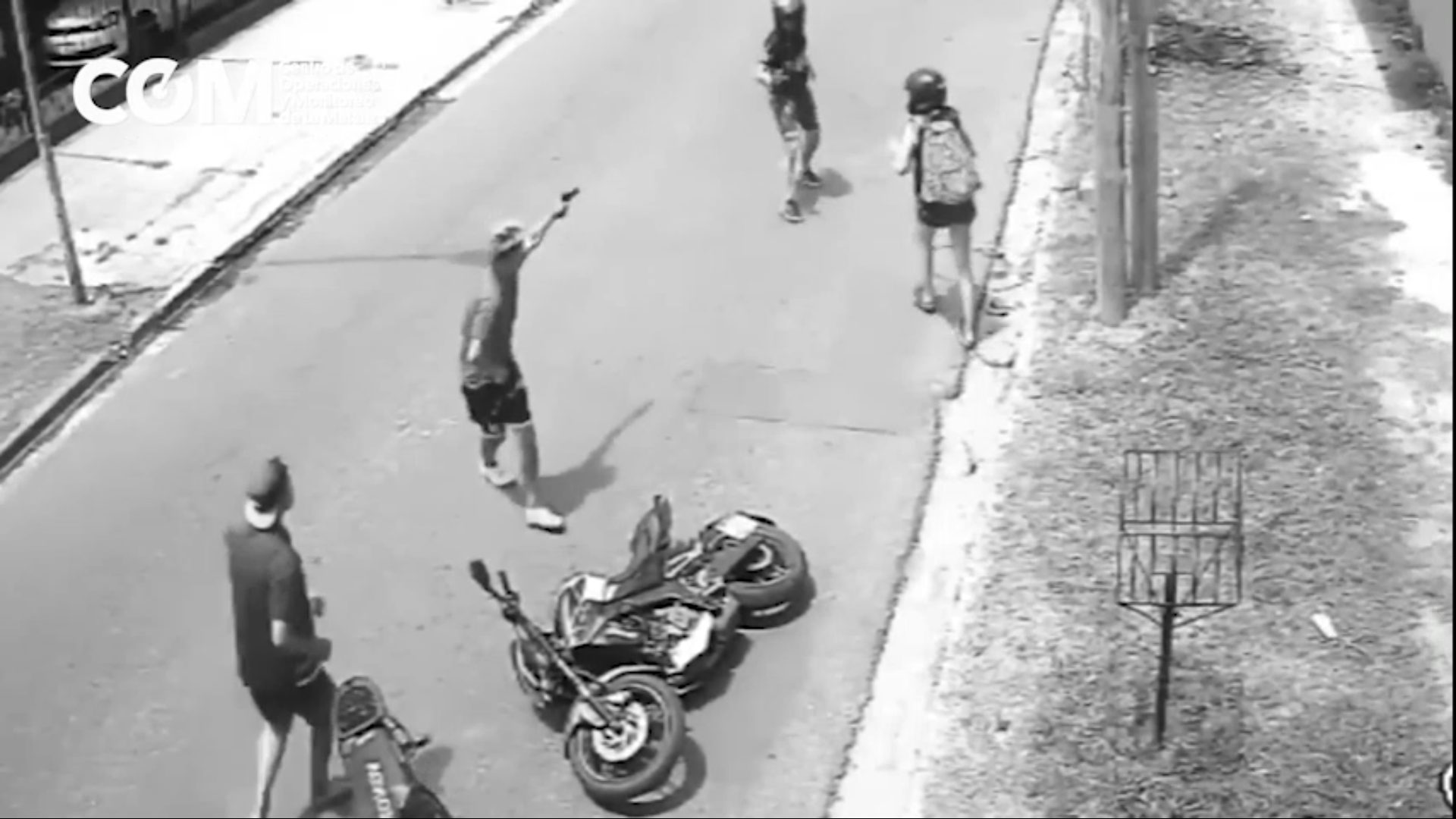 Cámaras y Policía detienen a dos motochorros armados en Laferrere