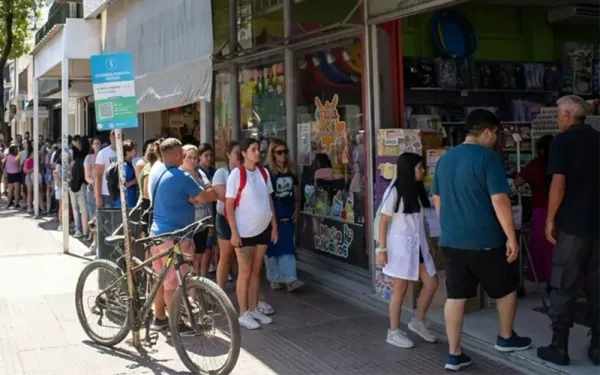 Escobar: largas filas por útiles escolares baratos que alivian el bolsillo popular