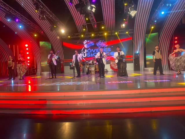 Alumnos de folklore con Elisabeth Celiz