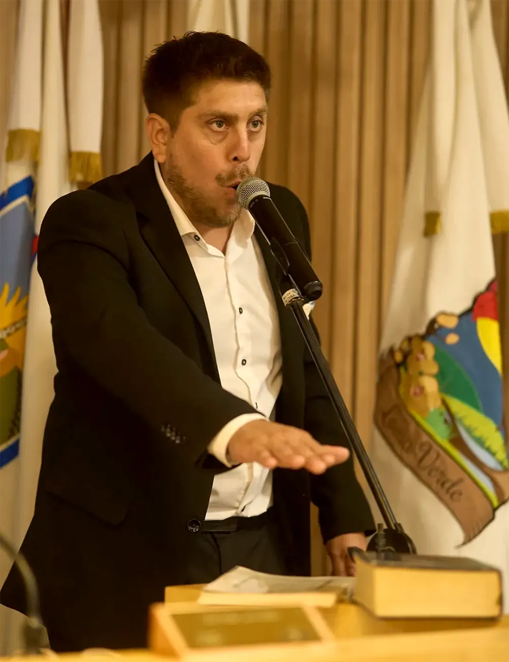 Juan Benavides (segundo suplente) reemplazando por licencia a un concejal.