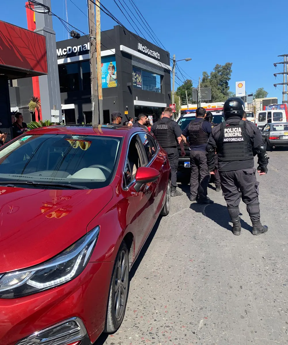 Policías en la Colectora Este, donde detuvieron al funcionario