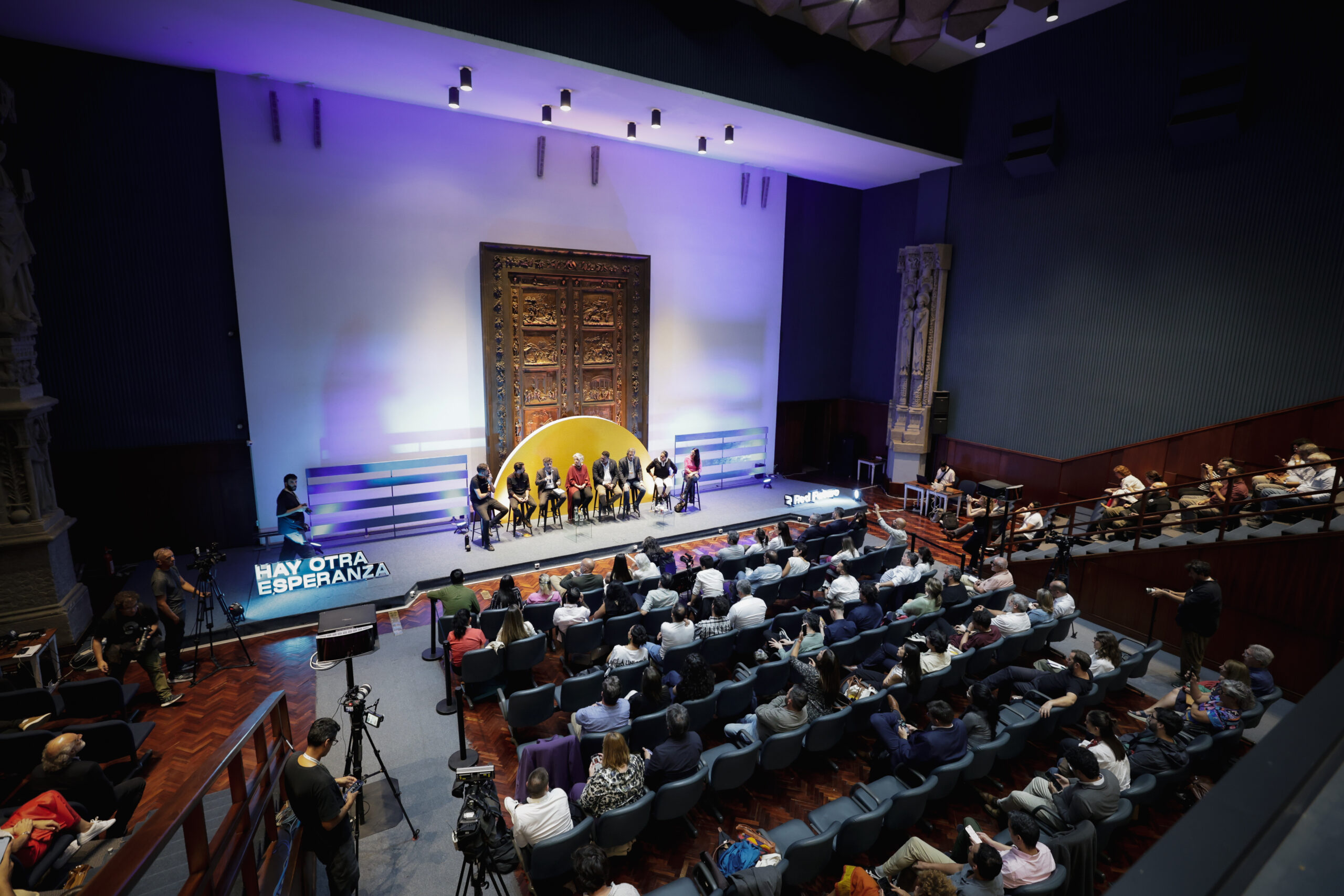 Kicillof en Montevideo llama a profundizar transformaciones y alerta sobre ultraderecha