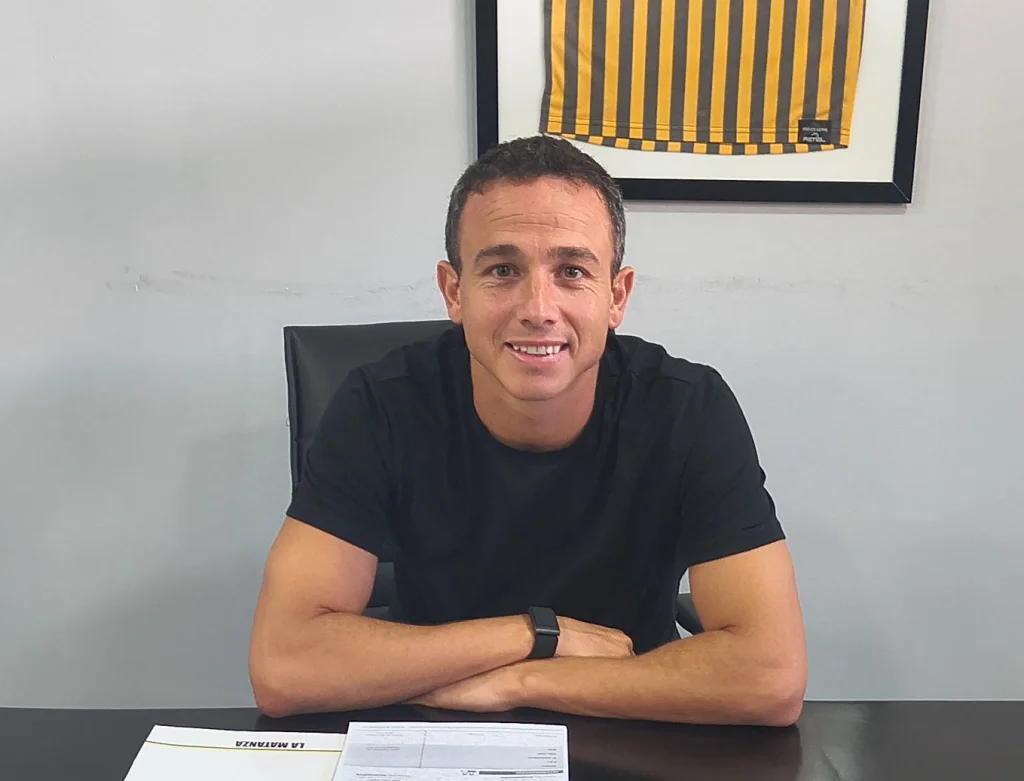 Nahuel Jara firmando contrato con Almirante Brown