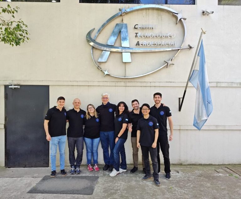 Equipo técnico argentino con el satélite ATENEA