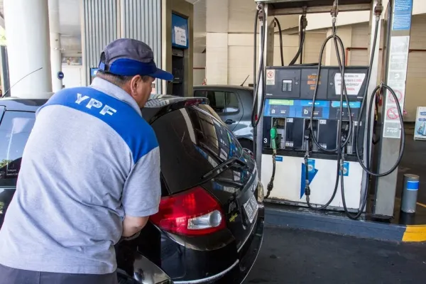 YPF asegura estabilidad en precios de combustibles para proteger a los usuarios