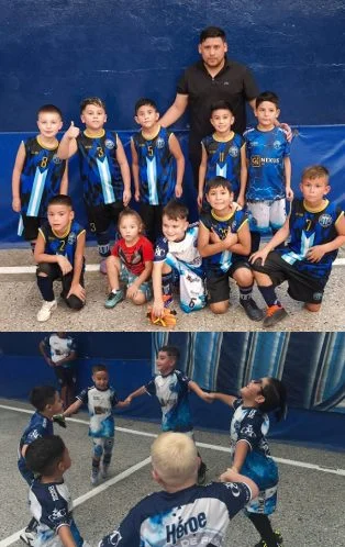 Niños jugando fútbol en club barrial