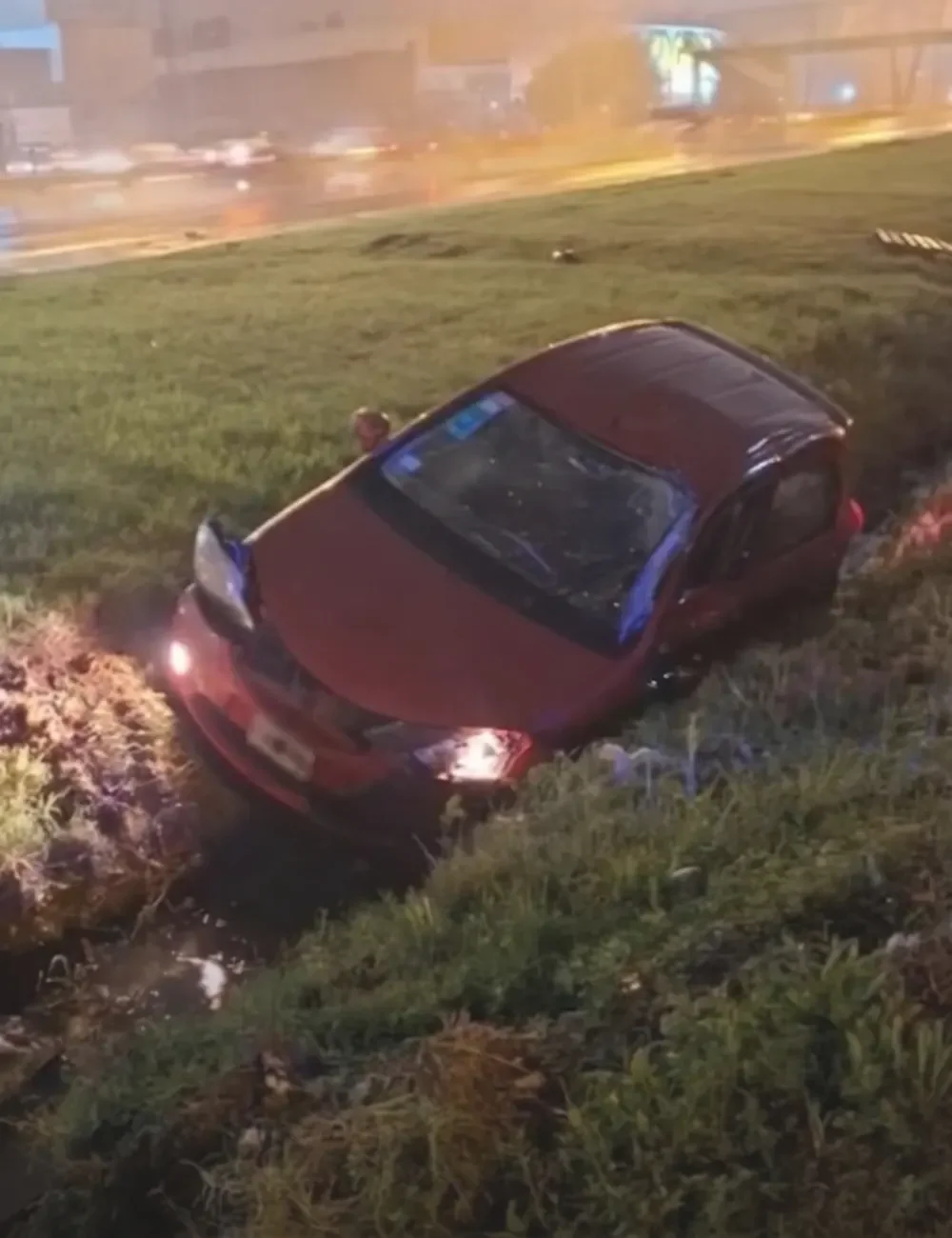 El vehículo circulaba por el carril rápido.