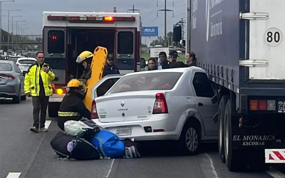 Choque múltiple en Panamericana: una mujer rescatada tras quedar atrapada bajo un camión