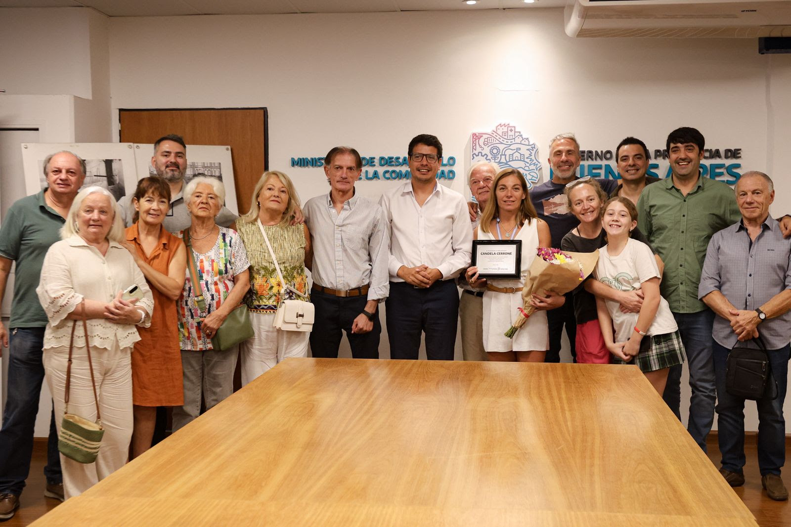 Candela Cerrone recibiendo la distinción