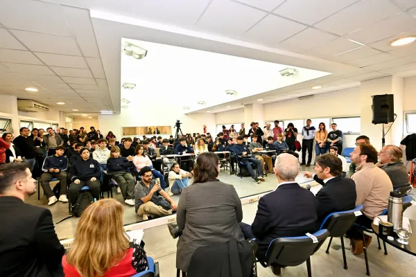 Kicillof relaciona el modelo económico de la dictadura con desafíos actuales en charla educativa