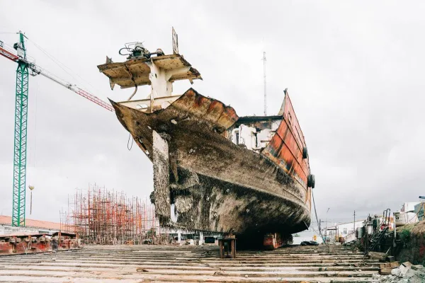 Mar del Plata amplía espacios operativos al retirar buques inactivos