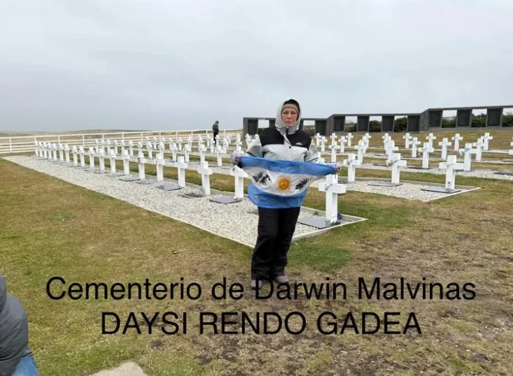 Daysi Rendo Gadea en el Cementerio de Darwin en las Islas Malvinas.
