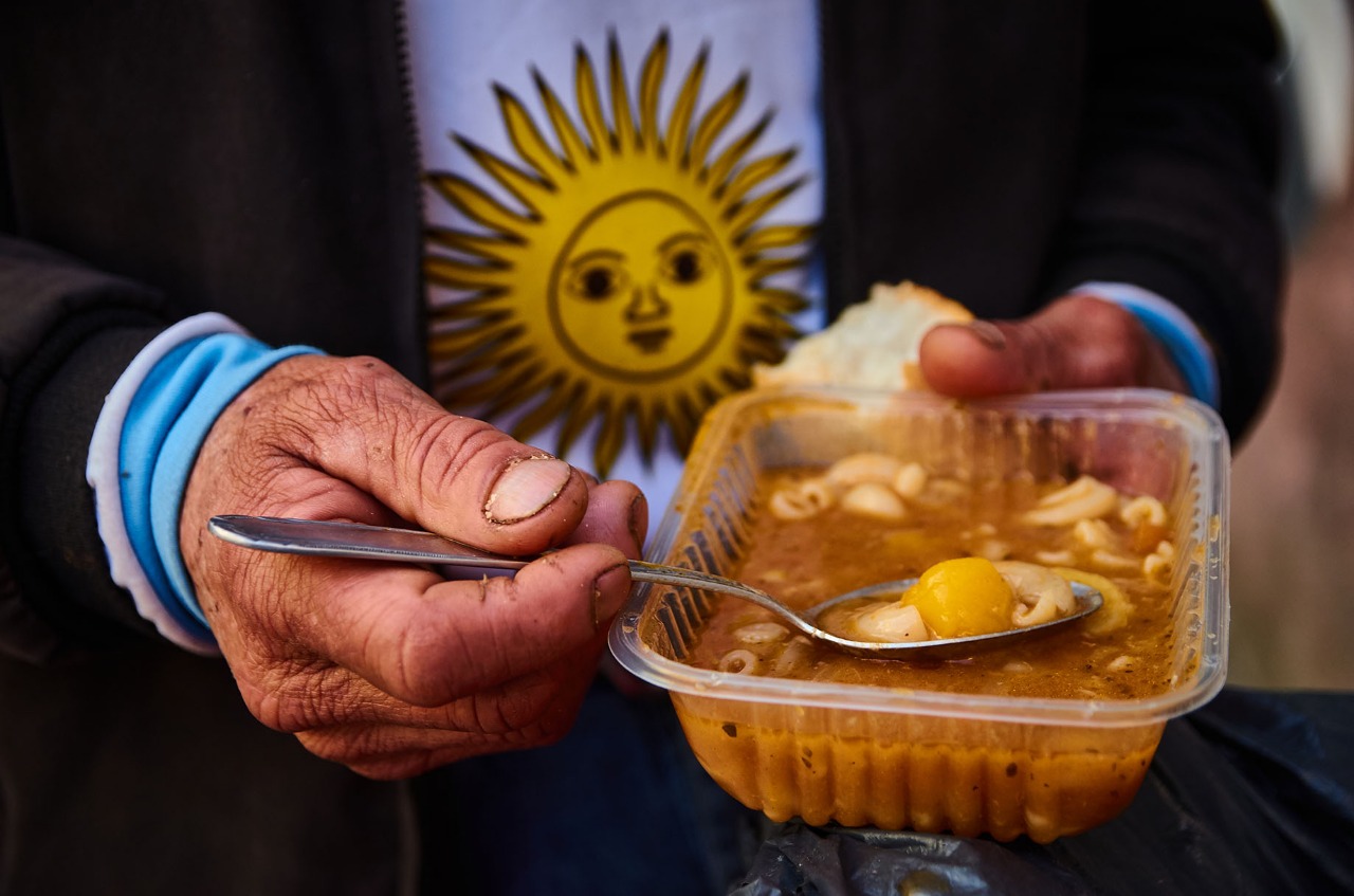 Pobreza en baja tras aumento salarial y control de canastas básicas en 2025