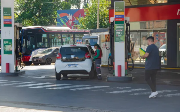 Impacto del crudo internacional: suben hasta 5% los precios de nafta y gasoil