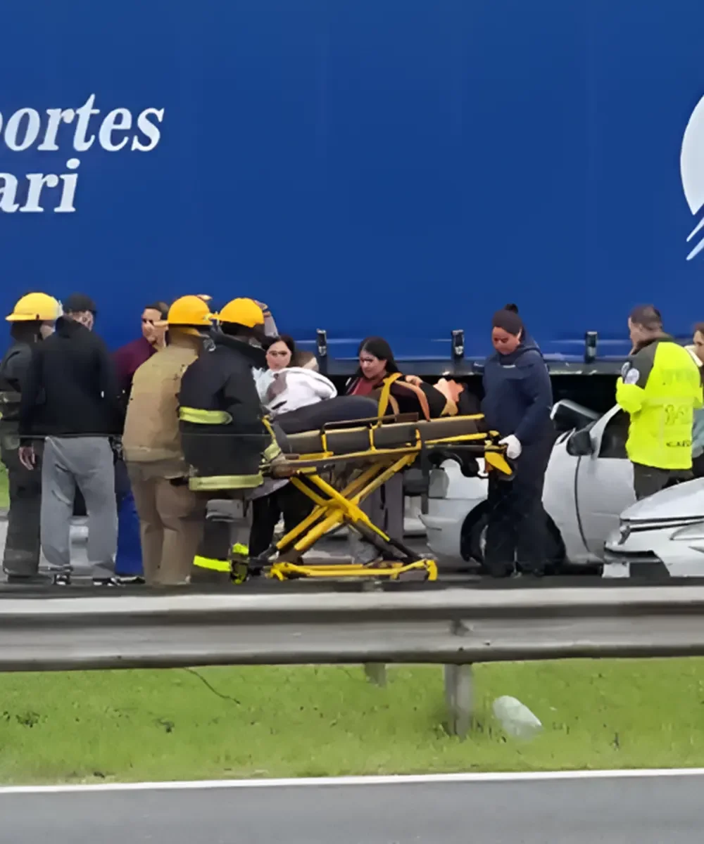 Bomberos y personal del SAME trasladan en camilla a una de las personas heridas