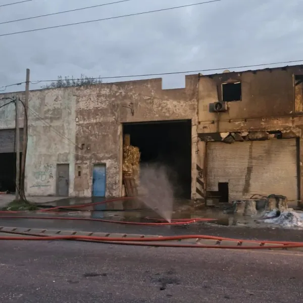 Incendio en depósito de plásticos movilizó a bomberos en Laferrere
